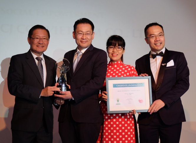 Ông Dong Won Kwak – Tổng Giám đốc công ty CGV nhận giải thưởng Doanh Nghiệp Trách Nhiệm Châu Á từ đại diện của tổ chức Enterprise Asia - Ảnh: