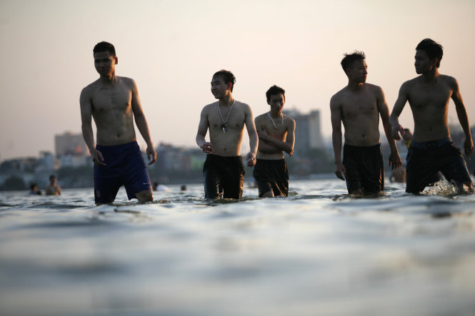 Một nhóm thanh niên chuẩn bị lên bờ