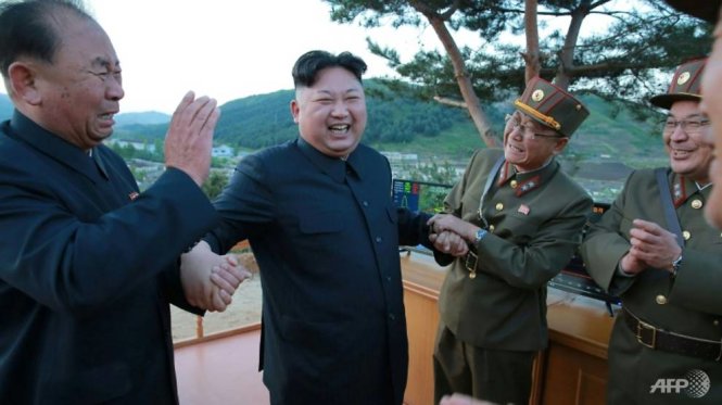 Lãnh đạo Triều Tiên Kim Jong Un (thứ hai từ trái sang) vui mừng trong một vụ phóng thử hồi tháng 5-2017 - Ảnh: AFP