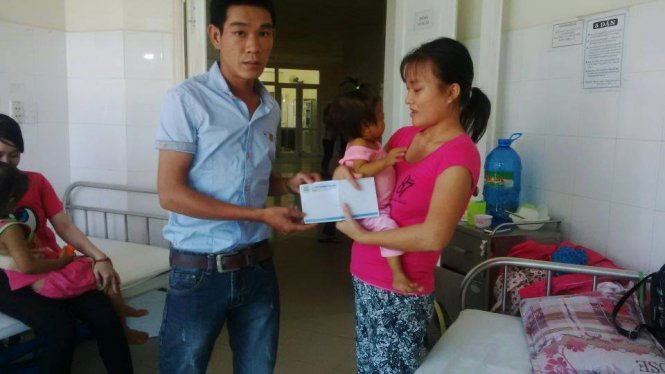 Trần Minh Sỹ cùng thành viên CLB Teen Đà Nẵng trao quà cho người có hoàn cảnh khó khăn - Ảnh: NVCC