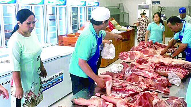 Thịt heo sạch giá rẻ “cháy hàng” ngay ngày đầu mở bán tại cửa hàng trên đường Nơ Trang Long (Q.Bình Thạnh, TP.HCM) sáng 3-6 - Ảnh: AN HẠ