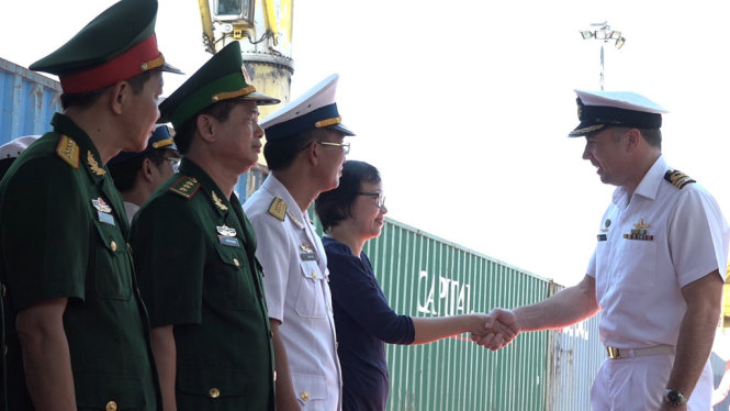 Trung tá David Landon, thuyền trưởng Tàu HMAS Ballarat bắt tay với các đơn vị,  lực lượng vũ trang Việt Nam - Ảnh: TRƯỜNG TRUNG