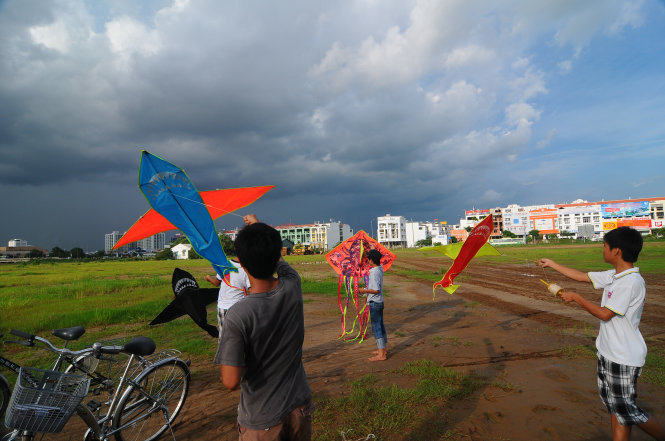 Thả diều, niềm vui nhân lên khi con diều của mình bay cao hơn bạn - Ảnh: T.T.D.