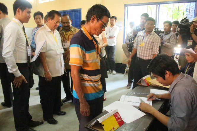 Người dân Campuchia xếp hàng chờ bỏ phiếu tại thủ đô Phnom Penh -
 Ảnh: TIẾN TRÌNH