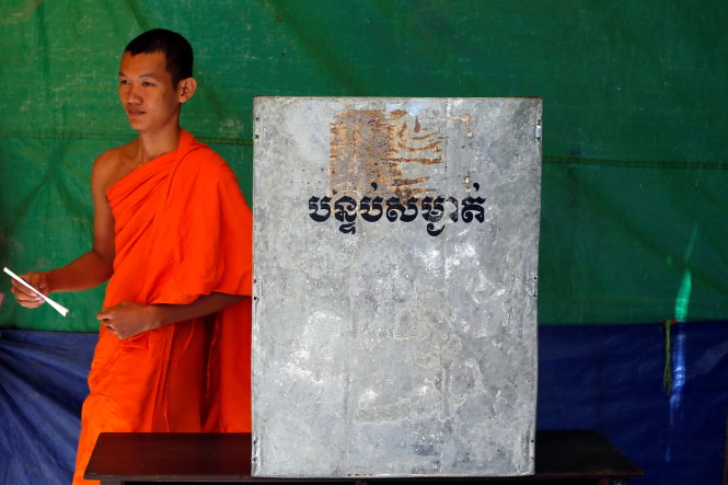 Một sư sãi ở Campuchia đi bỏ phiếu trong ngày 4-5 - Ảnh: Reuters