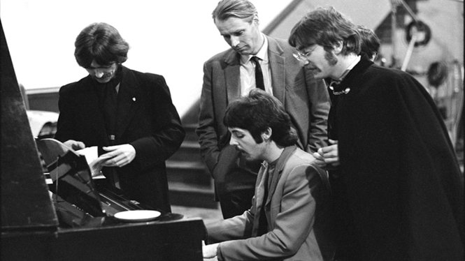The Beatles cùng với nhà sản xuất George Martin đang ghi âm ca khúc Lucy in the Sky with Diamonds năm 1967 - Ảnh: Pinterest