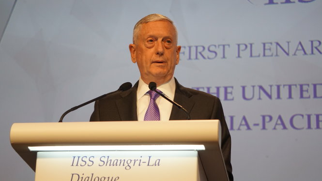 Bộ trưởng Quốc phòng Mỹ James Mattis phát biểu tại phiên toàn thể thứ nhất Đối thoại Shangri-La sáng 3-6 tại Singapore - Ảnh: Q.TR.