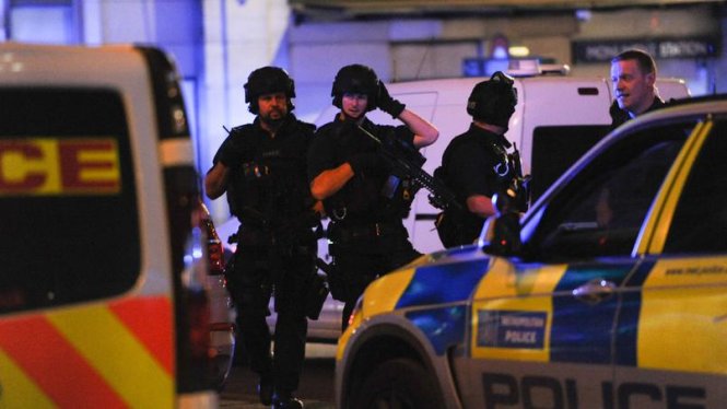 Cảnh sát đặc nhiệm Anh được triển khai dày đặc quanh khu vực Cầu London - Ảnh: AFP