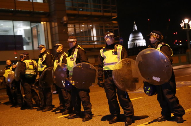 An ninh Anh đang cần lá chắn tốt hơn để chặn khủng bố. Những cảnh sát mang theo khiên bảo vệ được triển khai lập vành đai an ninh rạng sáng 4-6 ở gần Cầu London - Ảnh: Reuters