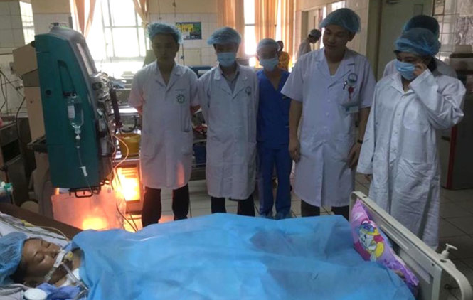 Bộ trưởng Bộ Y tế Nguyễn Thị Kim Tiến đến thăm bệnh nhân Nguyên khi chị Nguyên đang được điều trị tại Hoà Bình
- Ảnh: THÚY ANH