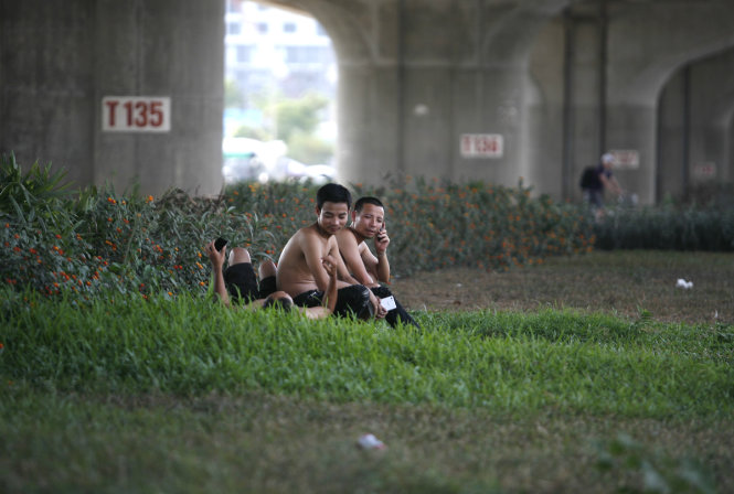 Ba thanh niên này thì trốn nóng dưới gầm đường vành đai 3 - ẢNH: Nam Trần