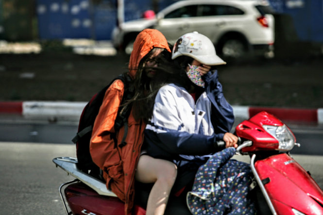 Người dân di chuyển trên đường Nguyễn Xiển, Hà Nội trong nắng nóng 40-41 độ C chiều 4-6 - Ảnh: Nam Trần