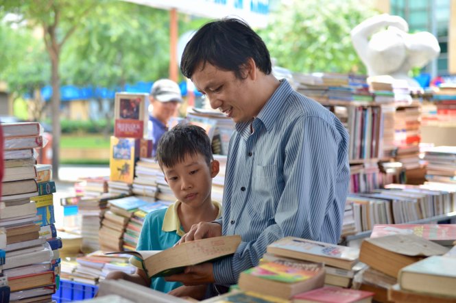Phụ huynh cùng con trẻ đến với ngày hội Thiếu nhi vui đọc sách tại Đường sách Nguyễn Văn Bình (Q.1) sáng 4-6 -Ảnh: Duyên Phan