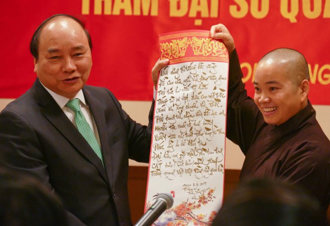 Nữ sư Thích Tâm Trí - Hội trưởng Hội Phật tử VN tại Nhật Bản tặng Thủ tướng bài thơ, cầu mong đất nước hưng thịnh và mối quan hệ Việt - Nhật bền chặt - Ảnh: Lê Kiên