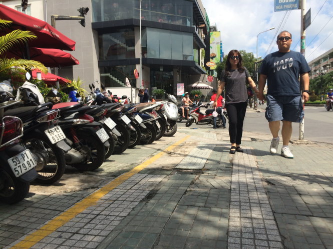 Vỉa hè đường Phan Xích Long (quận Phú Nhuận, TP.HCM) được kẻ vạch, tổ chức theo hướng tạo thuận lợi cho người kinh doanh và người đi bộ - Ảnh: Hoài Linh