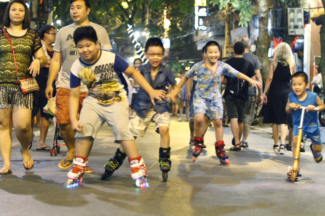 Trẻ em vui chơi trên tuyến phố đi bộ Hồ Gươm, Hà Nội - Ảnh: NAM TRẦN
