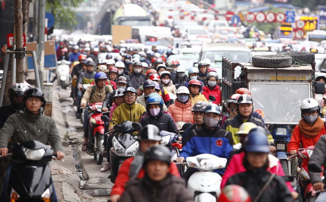 Xe máy và các phương tiện di chuyển trong giờ tan tầm trên đường Tây Sơn, Hà Nội - Ảnh: Nam Trần