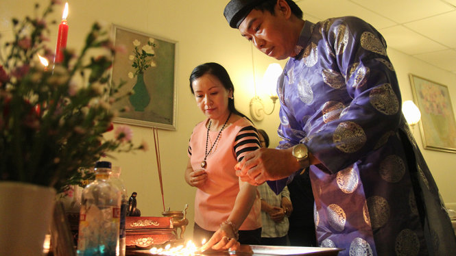 Tiến sĩ nhạc sĩ Hải Phượng và diễn giả văn hóa Hồ Nhựt Quang cùng thắp nến cho ân sư – cố GS-TS Trần Văn Khê