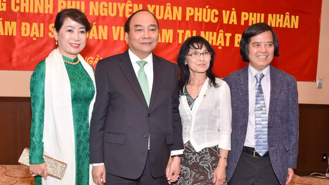 Thủ tướng Nguyễn Xuân Phúc và phu nhân chụp hình lưu niệm với vợ chồng GS Trần Văn Thọ - Ảnh: Nguyễn Trung