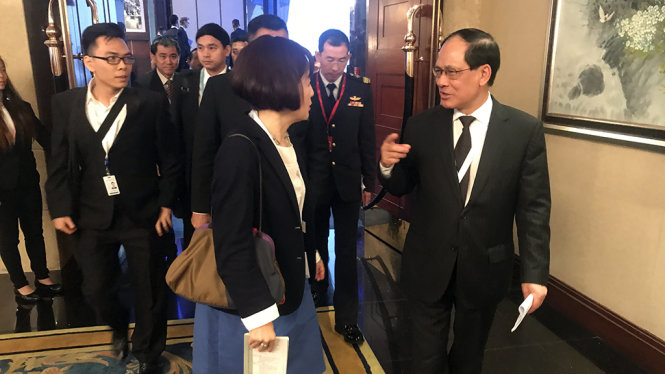 Tổng thư ký ASEAN Lê Lương Minh trò chuyện với một đại biểu Nhật Bản sau khi phát biểu tại phiên thảo luận “Tìm kiếm lập trường chung cho an ninh khu vực” ở Đối thoại Shangri-La sáng 4-6 - Ảnh: Q.TRUNG