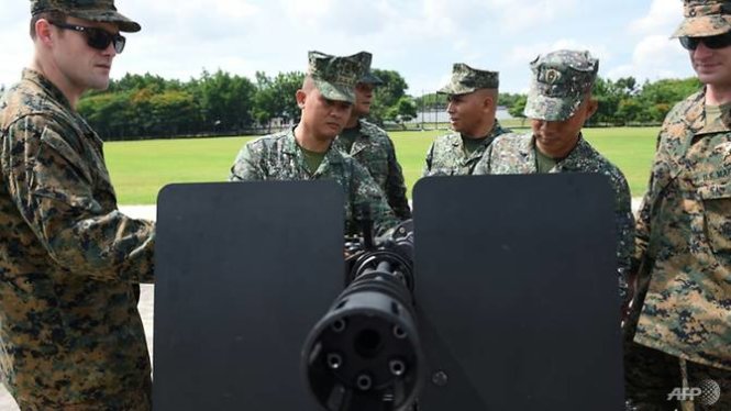 Lính thủy đánh bộ Philippines (phải) và lính Mỹ xem khẩu súng máy M134D trong buổi bàn giao vũ khí Mỹ tại trụ sở Lực lượng Lính thủy đánh bộ Philippines ở Manila ngày 5-6 - Ảnh: AFP