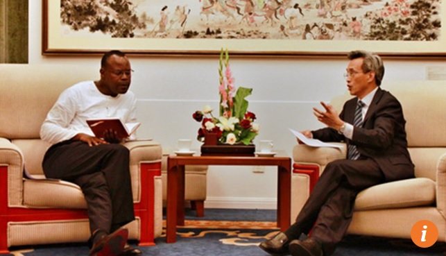 Vụ trưởng Vụ châu Phi thuộc Bộ Ngoại giao Trung Quốc (phải) bày tỏ sự phản đối của Bắc Kinh về việc bắt giữ với Đại biện lâm thời Đại sứ quán Zambia tại Trung Quốc - Ảnh: SCMP
