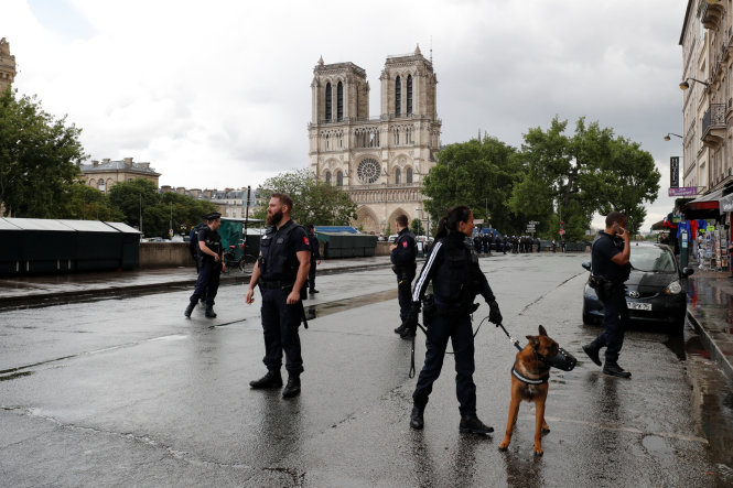 Cảnh sát Pháp phong tỏa khu vực quanh nhà thờ Notre Dame ở Paris ngày 6-6 - Ảnh: Reuters