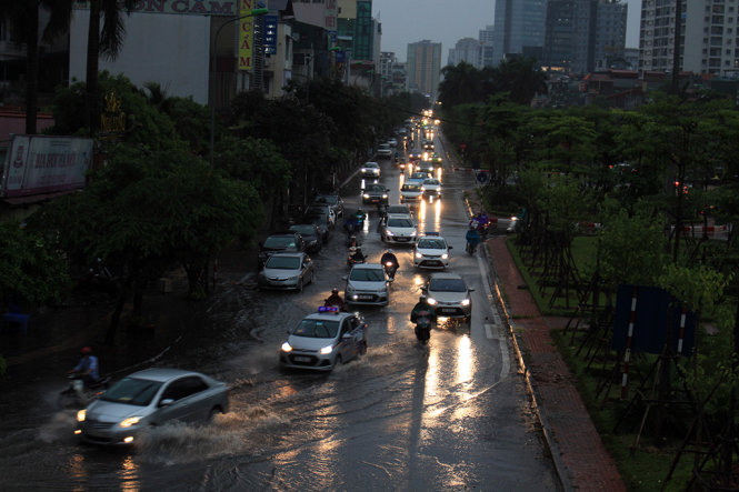 Cơn mưa giông kéo theo mây khiến trời tối mịt khiến nhiều phương tiện phải bật đèn lưu thông lúc 16h30