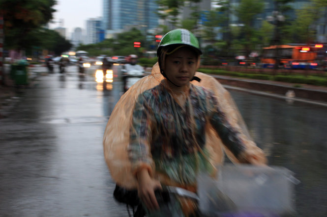Một người phụ nữ trở về nhà sau cơn mưa