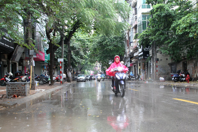 Cơn mưa vàng tuy chỉ vài phút nhưng cũng làm cho thời tiết Hà Nội trưa 6-6 bớt ngột ngạt hơn