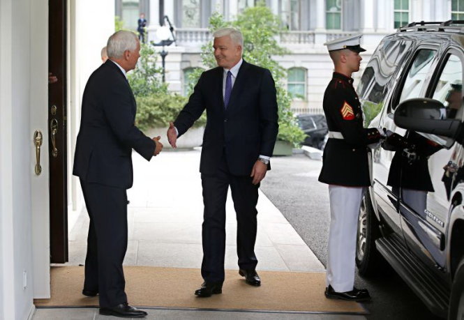 Phó Tổng thống Mỹ Mike Pence (trái) tiếp đón Thủ tướng Montenegro tại Nhà Trắng hôm 5-6 - Ảnh: Reuters