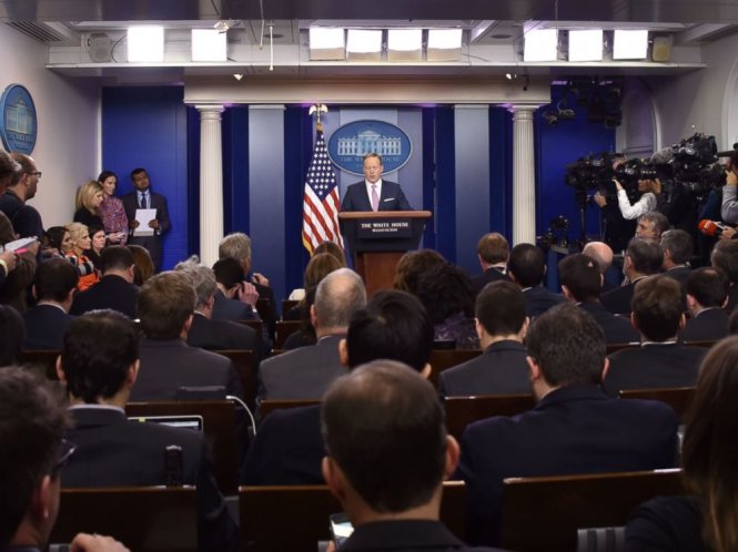 Người phát ngôn Nhà Trắng Sean Spicer trong buổi họp báo thường nhật ngày 23-1 - Ảnh: AFP