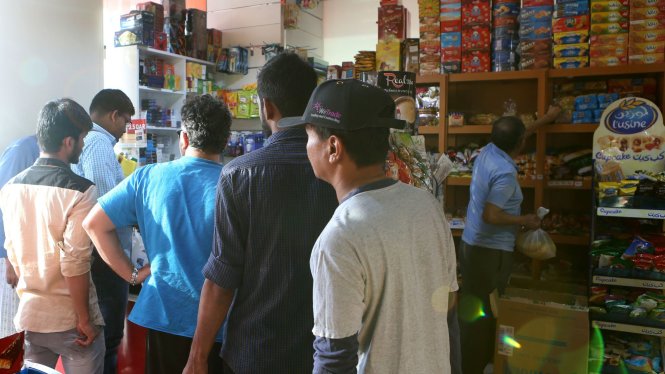 Người dân xếp hàng chờ mua hàng hóa tại một cửa hiệu ở thủ đô Doha ngày 5-6 - Ảnh: AFP