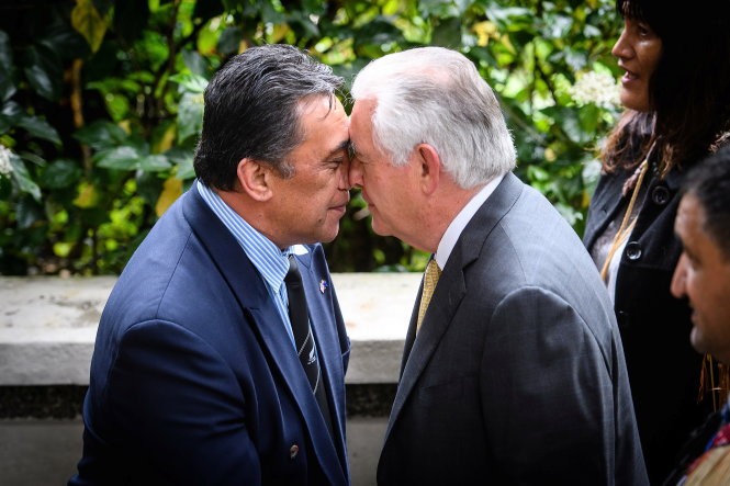 Ngoại trưởng Rex Tillerson (phải) thực hiện kiểu chào truyền thống Hongi với một quan chức New Zealand ngày 6-6 - Ảnh: Reuters