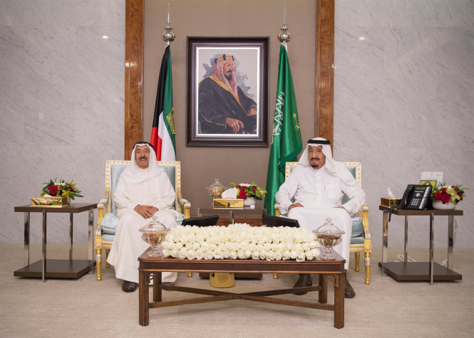 Nhà vua Saudi Arabia, Salman bin Abdulaziz Al Saud (phải), tiếp đón tiểu vương Kuwait, Sabah Al-Ahmad Al-Jaber Al-Sabah, tại Jeddah, Saudi Arabia ngày 6-6 - Ảnh: Reuters