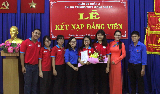 Lê Phương Quỳnh (thứ năm từ trái qua) tại lễ kết nạp Đảng - Ảnh: C.K.