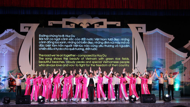 Đoàn hợp xướng Samsung Thái Nguyên Harmony Việt Nam trình diễn ca khúc Đường chúng ta đi - Ảnh: THANH BA