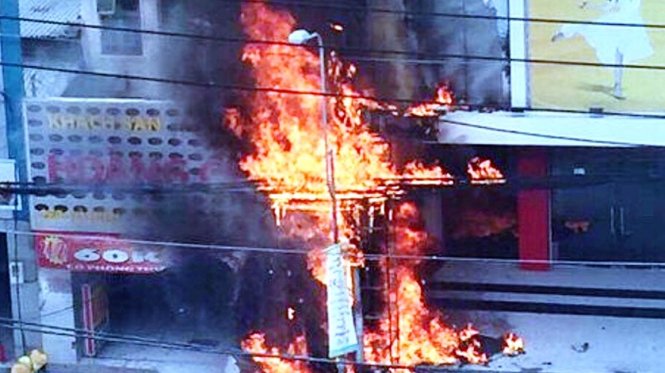 Lửa cháy dữ dội tại khu vực trụ điện bị chập - Ảnh: Hạnh Đoàn