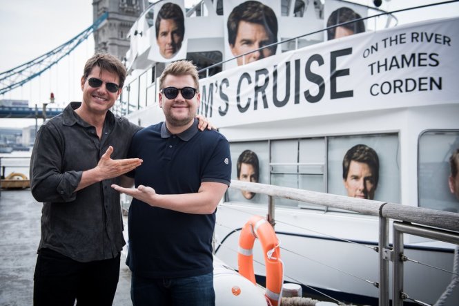 James Corden và Tom Cruise quay chương trình trên dòng sông Thames -
 Ảnh: Getty Images