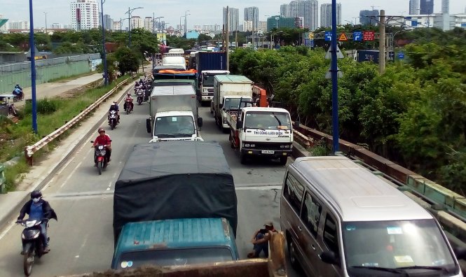 Dòng ôtô nối đuôi nhau trên đường Đồng Văn Cống - Ảnh: Hải Hiếu