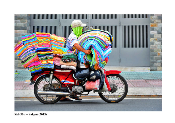 Bán khăn trên đường phố Sài Gòn. Ảnh: TRẦN THẾ PHONG