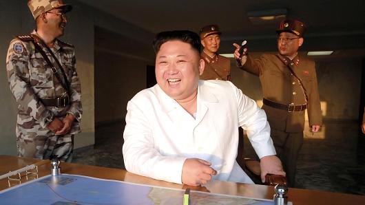 Nhà lãnh đạo Triều Tiên Kim Jong un trong một lần giám sát cuộc phóng thử tên lửa - Ảnh: Reuters