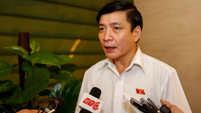 Chủ tịch Tổng liên đoàn lao động Việt Nam Bùi Văn Cường trả lời phỏng vấn báo chí bên hành lang Quốc hội -  Ảnh: VIỆT DŨNG