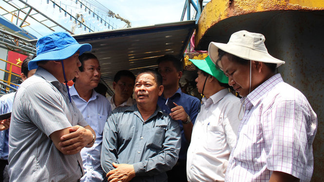 Thứ trưởng Bộ NN&PTNT Vũ Văn Tám (bìa trái) trao đổi với ngư dân Nguyễn Văn Lý, chủ tàu vỏ thép BĐ99004TS - ẢNH: THÁI THỊNH
