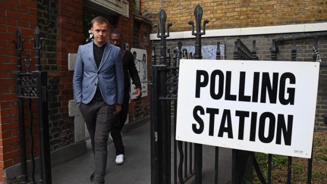 Cử tri Anh đi bỏ phiếu sáng sớm 8-6 tại một điểm ở thủ đô London - Ảnh: AFP