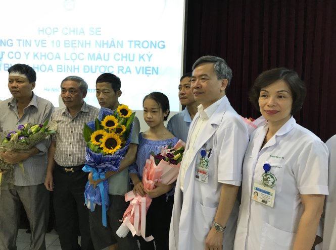 Lãnh đạo Bệnh viện Bạch Mai và các bệnh nhân gặp tai biến ở Hoà Bình trong lễ tiễn bệnh nhân ra viện - Ảnh: L.ANH