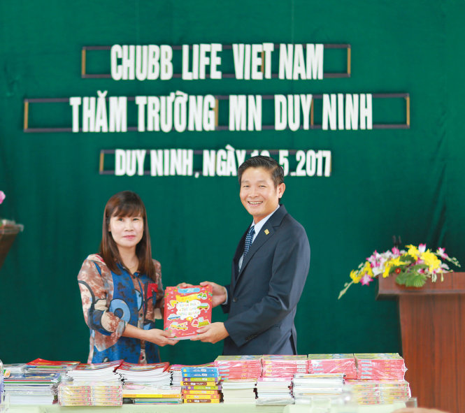 Ông Nguyễn Hồng Sơn, Phó Tổng Giám đốc Chubb Life Việt Nam trao quà cho đại diện trường Mầm non Duy Ninh.