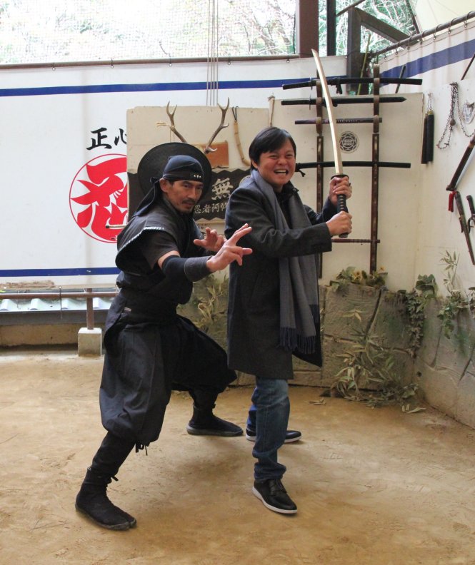 Du khách Việt hào hứng khi đến tham quan và giao lưu tại ngôi làng của Ninja ở Nhật Bản. Ảnh: Lê Sơn