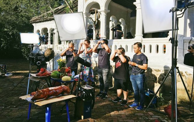 Đoàn phim Mẹ chồng cúng tổ trong ngày ghi hình đầu tiên tại Nha Trang - Ảnh: LMT