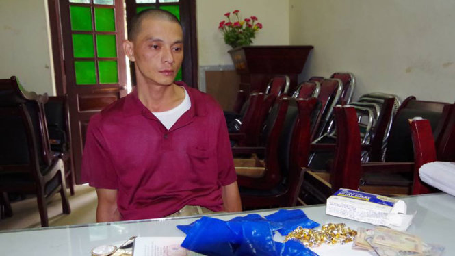 Nghi can Nguyễn Ngọc Điệp cùng tang vật vụ án - Ảnh: BĐBP tỉnh Điện Biên cung cấp